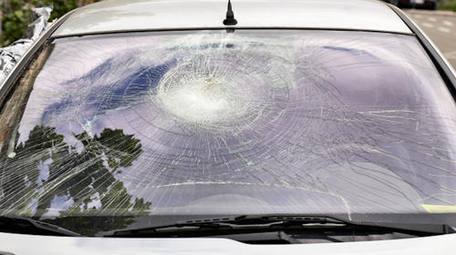 Sujeto pierde la cordura y se estrella sobre el vidrio de un auto