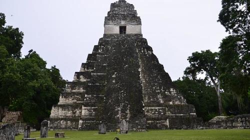 Inguat pide sancionar a turistas que da&ntilde;aron templo en Tikal