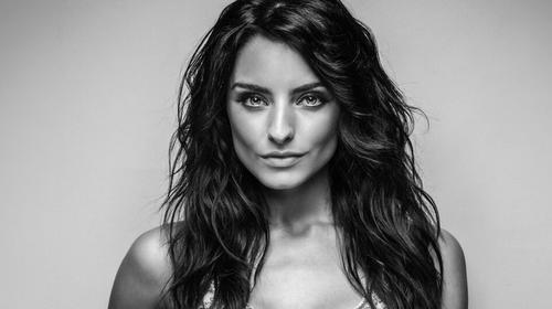 Surge polémica foto de Aislinn Derbez en topless con sus hermanos