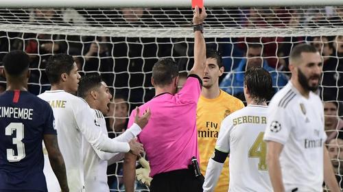 ¡Polémica! VAR salva al Real Madrid de penal y una tarjeta roja