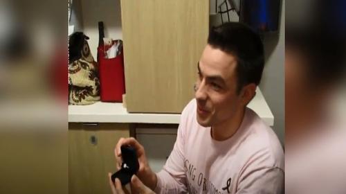 Joven le pide matrimonio a su novia en su &uacute;ltima quimioterapia