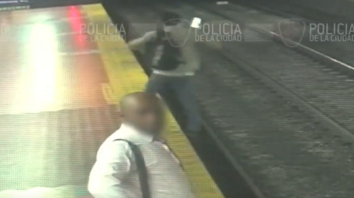 Hombre cae a las v&iacute;as del tren por mirar su celular