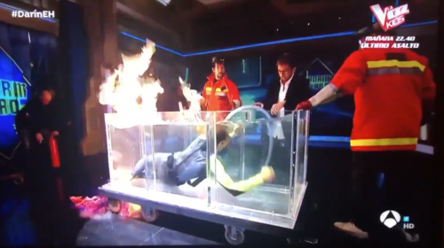 Experimento con fuego casi termina en una tragedia en vivo