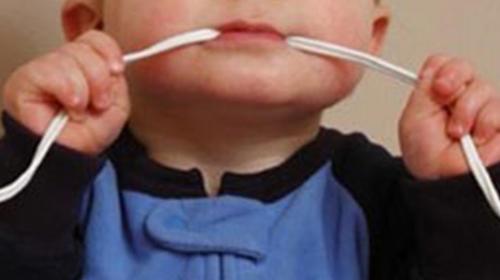 Ni&ntilde;o muerde por accidente cable y fallece electrocutado