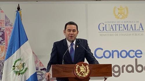 Jimmy Morales y las dos medallas que le dieron como estudiante