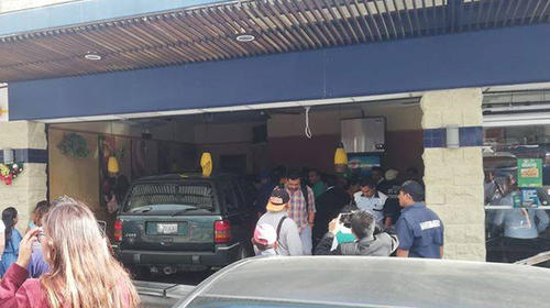 Carro atropella a personas en el interior de restaurante en Mixco