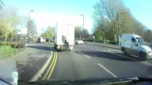 Se sube a cami&oacute;n para viajar de forma peligrosa en Inglaterra