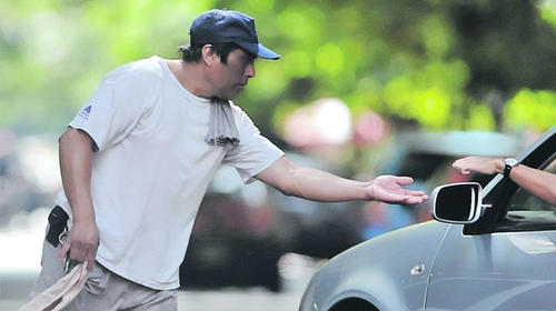 Muni da "guía de la discordia" por denuncias contra “cuidacarros”