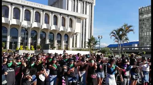 Guatemala se une al c&aacute;ntico chileno: "El violador eres t&uacute;"