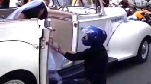 Joven persigue el carro y le suplica a su ex que no se case 