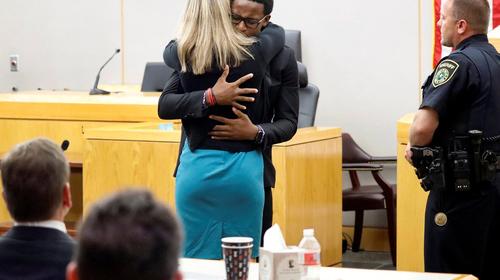 Joven abraza a la asesina de su hermano en acto de perd&oacute;n