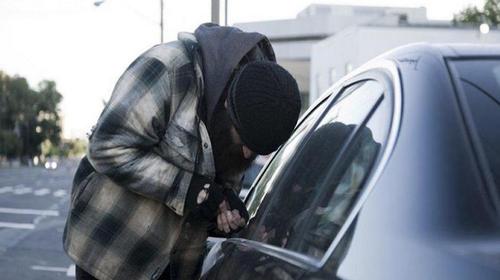 Ladr&oacute;n es sorprendido robando un auto y su reacci&oacute;n se viraliza