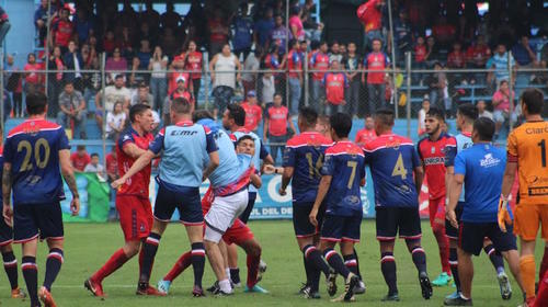 Municipal gana juego empañado por violencia y penal inexistente
