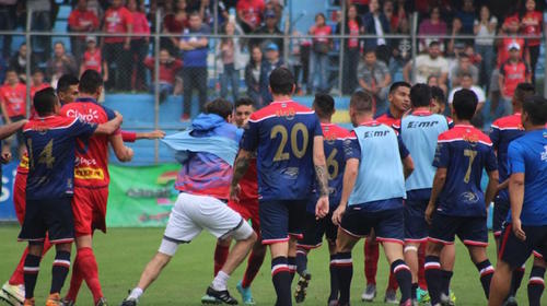 La sanci&oacute;n a la que se exponen los jugadores por la bronca