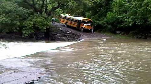 Piloto de bus arriesga a pasajeros al cruzar un r&iacute;o desbordado
