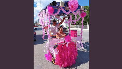 Padre decora su triciclo para celebrar los 15 años de su hija