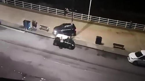 Un auto se sube a la acera, acelera y causa p&aacute;nico