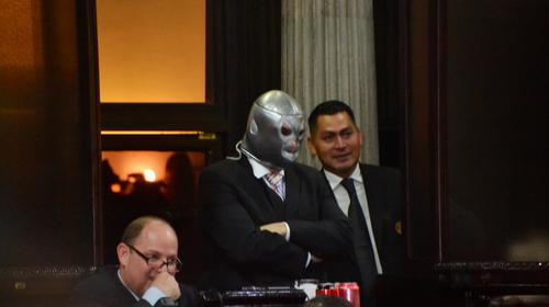 Aparece un enmascarado durante sesión del Congreso