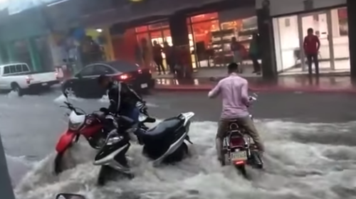 Piloto intenta salvar su moto y es arrastrado por la corriente