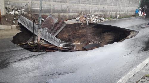 Lluvias causan enorme agujero en una calle de Mixco 