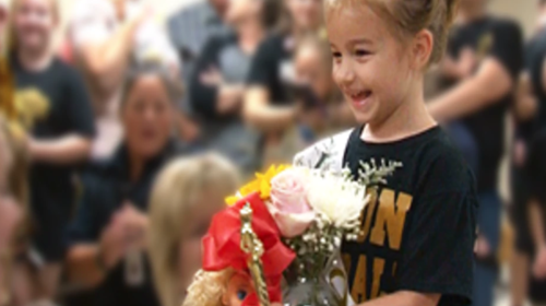 Ni&ntilde;a sobreviviente al c&aacute;ncer recibe emotiva bienvenida en escuela
