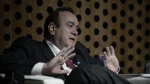 Giammattei anuncia que derogará prohibición de plásticos