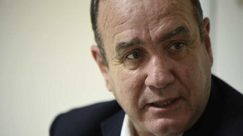 El contrato de Q639 millones que critica Giammattei de Jimmy