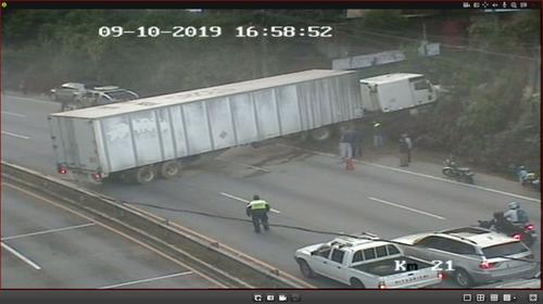 Cabezal se atasca y colapsa el tr&aacute;nsito en Mixco