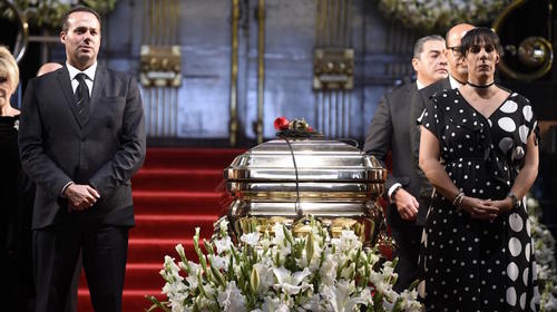 Ata&uacute;d de Jos&eacute; Jos&eacute; casi se cae al abrirse el carro f&uacute;nebre