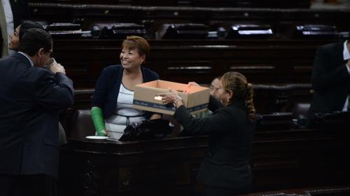 Diputados celebran cumpleaños durante sesión del Congreso