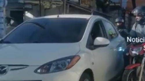 Motoristas arremeten contra piloto por un espacio entre carriles