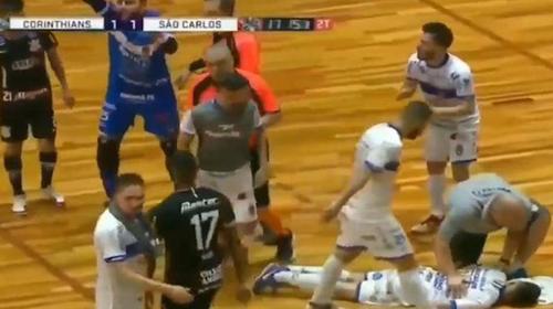 Jugador conmociona a su rival de una patada en el rostro