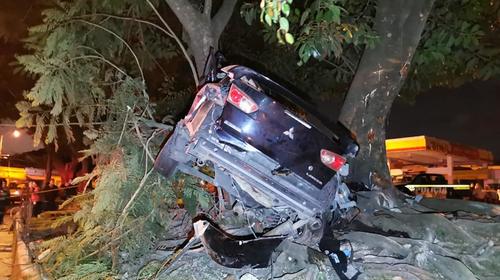 Menores de edad iban a excesiva velocidad y mueren en accidente