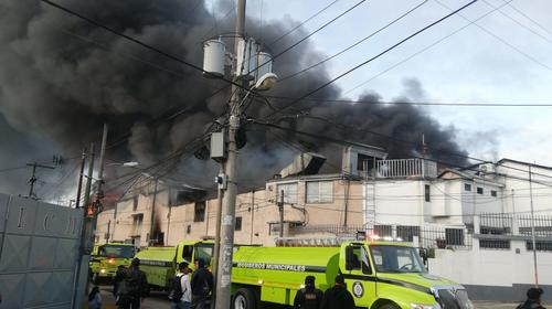 Pavoroso incendio consume bodega de la zona 2 de Mixco