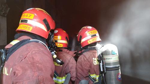 Bomberos resultan con quemaduras durante incendio en Mixco