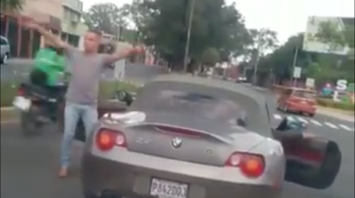 Automovilista detiene el tránsito para insultar a otro conductor