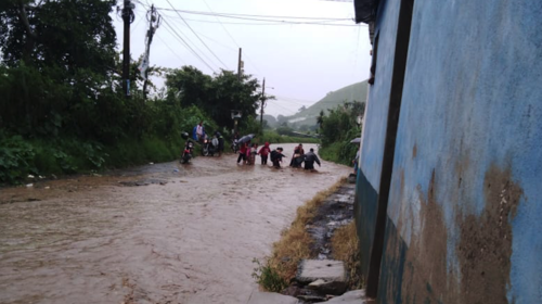 Correntada impide el paso en Amatitlán