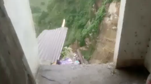 Dos viviendas están a punto de caer al vacío