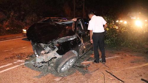 Pareja se salva de morir en aparatoso accidente en la zona 6