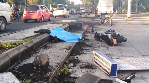 Motorista choca contra publicidad y muere en tráfico de zona 11