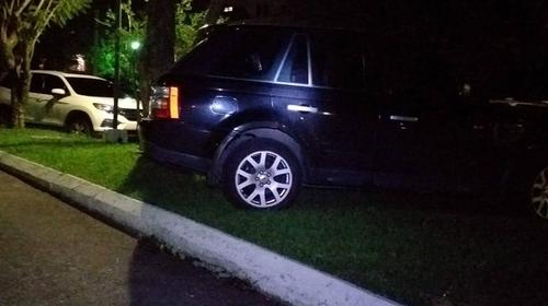 Automovilista daña jardín del Teatro Nacional