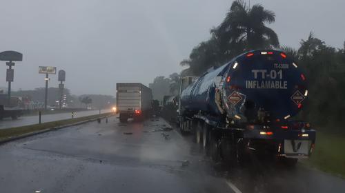 Cisternas chocan y derraman asfalto caliente en la carretera