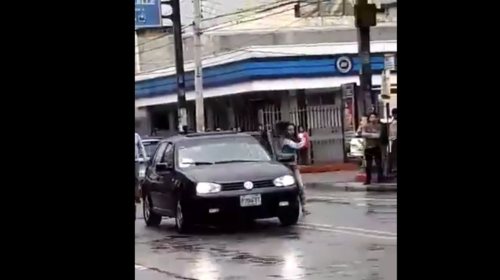 Confuso incidente en el que mujer sale expulsada de un veh&iacute;culo