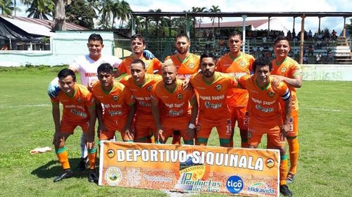 Portero de Siquinalá expulsado por tirar a un rival de la camilla