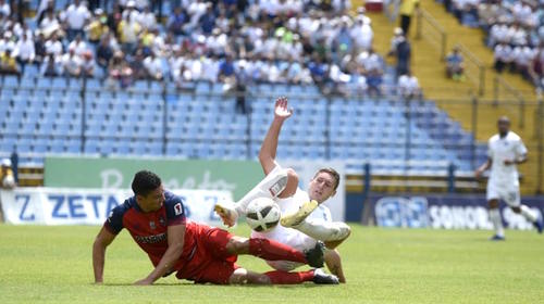 ¡Espeluznante! Jugador Crema se va al hospital por está lesión