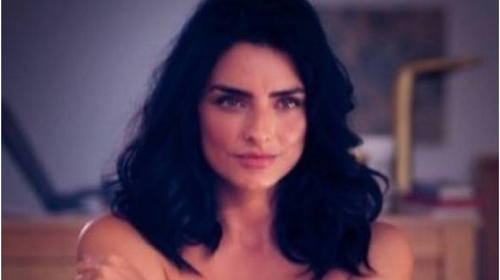 Aislinn Derbez hace un "topless" en la Casa de las Flores 