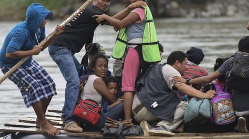 Migrantes guatemaltecos son enviados a Hawaii a esperar juicio
