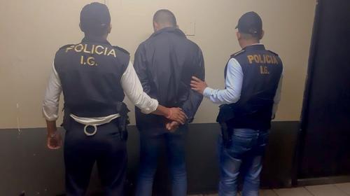 Agente de la PNC agredió sexualmente a mujer en su carro