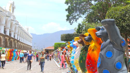 Guatemalteco gan&oacute; concurso para pintar Buddy Bear regional