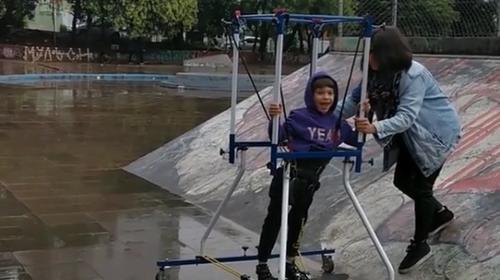 Madre construye aparato para que su hijo pueda jugar con patineta